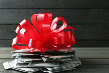 Fiyonklu hediye olarak dolar yığını 