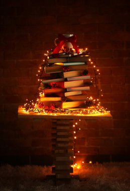 Kitaplardan yapılmış Noel ağacı