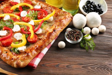 Ahşap arka plan üzerinde taze ev yapımı pizza