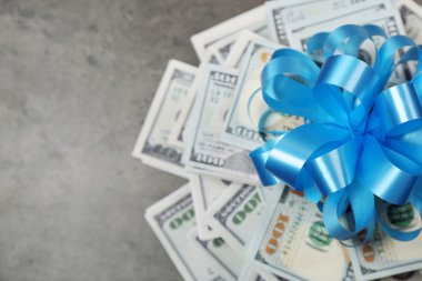 Fiyonklu hediye olarak dolar yığını 
