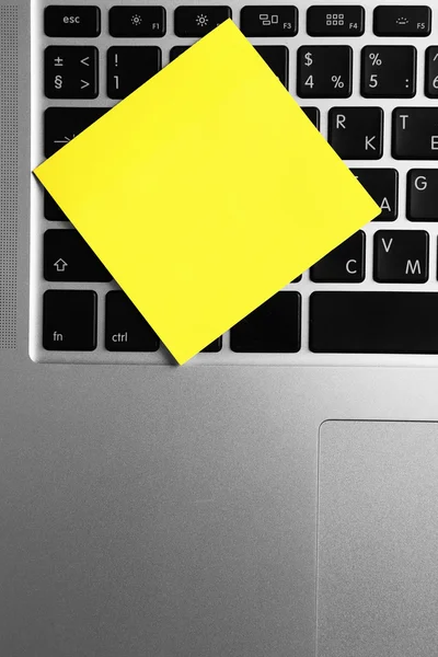 Papel adhesivo amarillo vacío — Foto de Stock