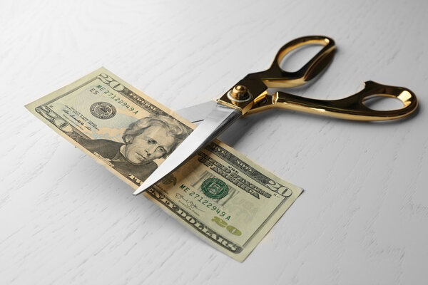 Ножницы режут доллар
