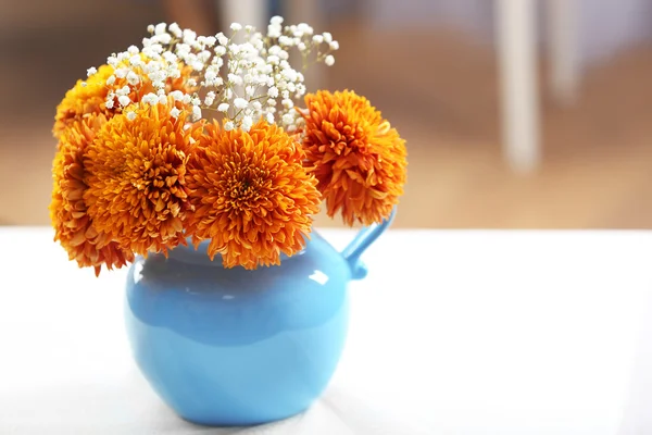 Vase mit orangen Chrysanthemen — Stockfoto