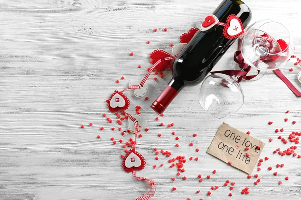 와인 병 및 흰 나무 배경-발렌타인의 개념에 수 제 마음으로 안경 — 스톡 사진