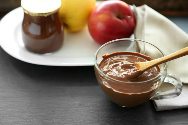 Chocolate derretido na tigela, no fundo de madeira — Fotografia de Stock