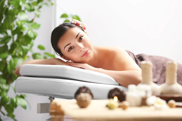 Woman relaxing at beauty spa — Stock Photo, Image
