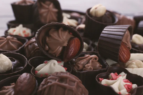 Köstliche Schokoladenbonbons Hintergrund, Nahaufnahme — Stockfoto