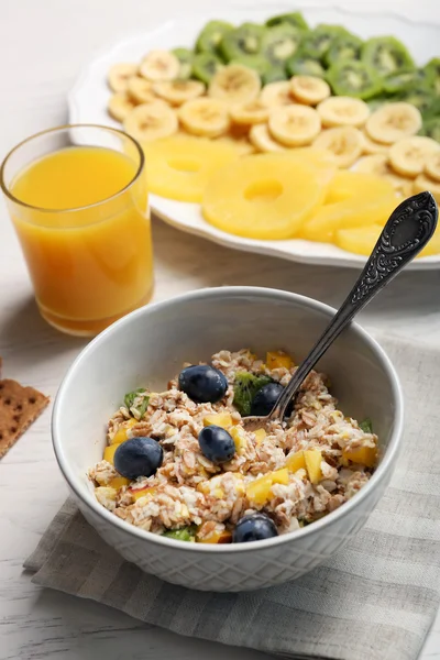 Tasty oatmeal and fruits on wooden background. Healthy eating concept. — Stock Photo, Image