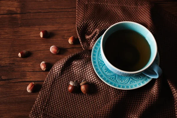 Cup of tea with autumn decor on wooden table. — Stock Photo, Image