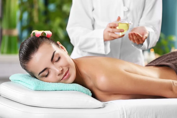 Mulher relaxante com massagem nas mãos — Fotografia de Stock