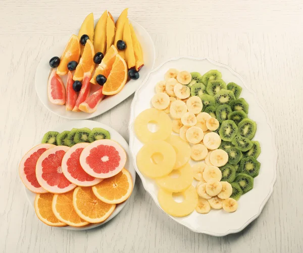 Frutta e verdura su fondo di legno chiaro. sano concetto di alimentazione . — Foto Stock