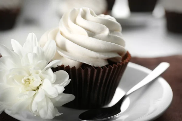 Leckerer Cupcake auf serviertem Tisch, Nahaufnahme — Stockfoto