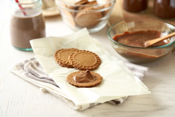 Placa de chocolate derretido, sobre fondo de madera — Foto de Stock