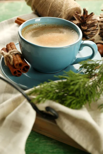 Tazza di caffè su tovagliolo su vassoio di legno — Foto Stock