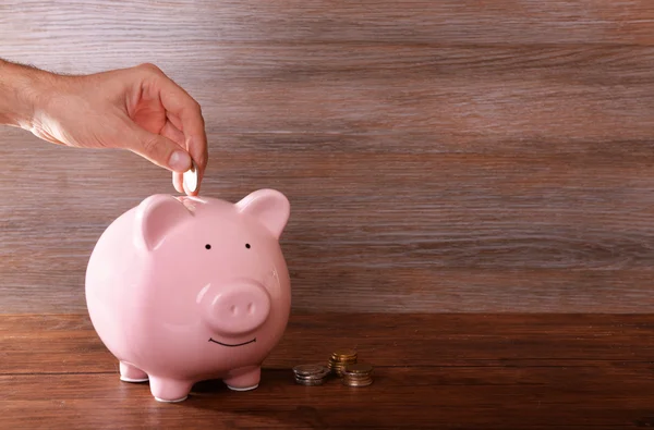 Hombre poniendo moneda — Foto de Stock