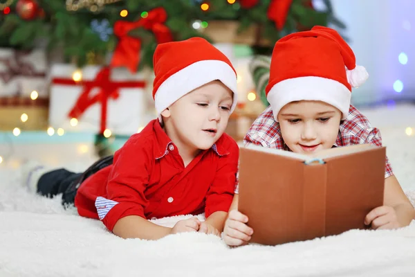 Twee schattige kleine broers op Kerstmis — Stockfoto