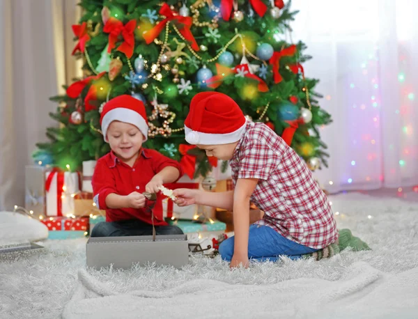 Dois irmãos pequenos bonitos no Natal — Fotografia de Stock