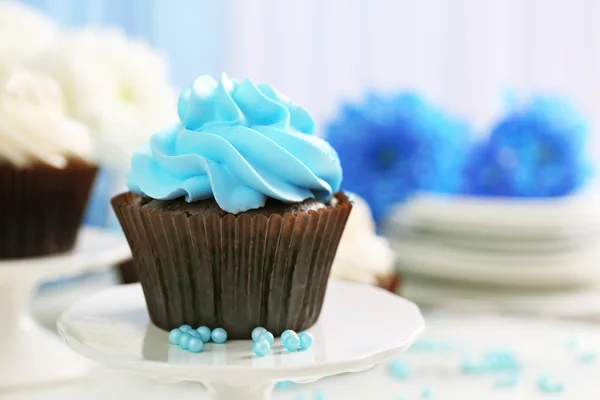 Cupcakes on wooden table — Stock Photo, Image