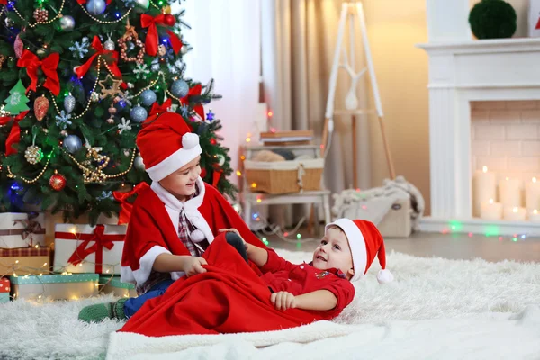 Twee schattige kleine broers op Kerstmis — Stockfoto
