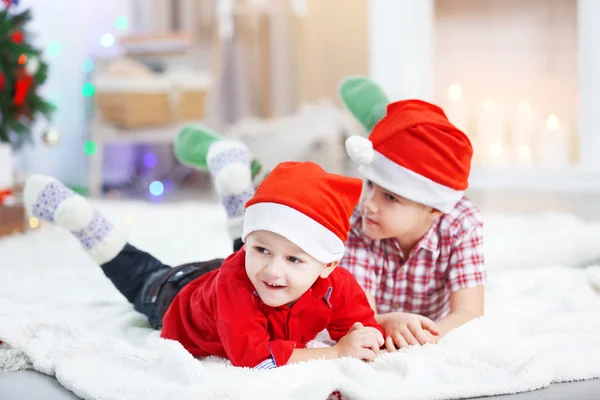 Twee schattige kleine broers op Kerstmis — Stockfoto