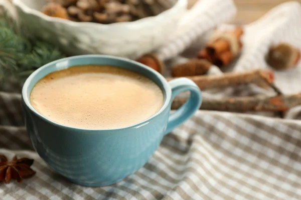 Tasse Kaffee und Christbaumzweig auf Serviette, Nahaufnahme — Stockfoto