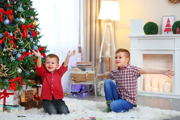 Zwei Niedliche Kleine Glückliche Brüder Auf Dem Hintergrund Des Weihnachtsbaums — Stockfoto