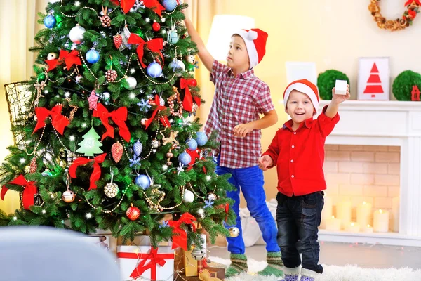 Twee schattige kleine broers op Kerstmis — Stockfoto