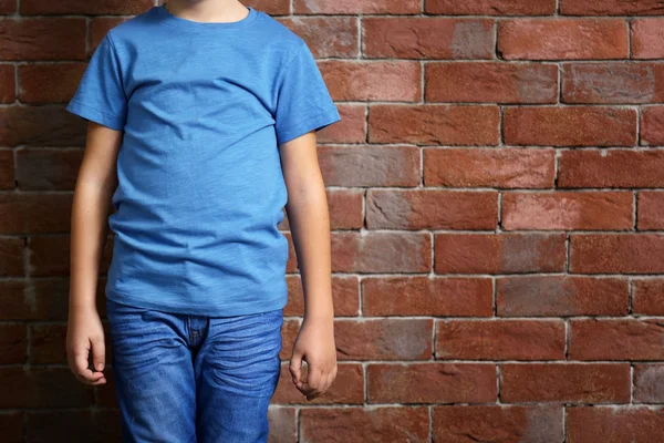 Niño pequeño en camiseta — Foto de Stock