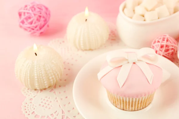 Bolo saboroso com velas e decorações, close-up — Fotografia de Stock