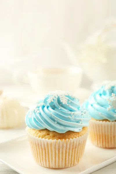 Два смачні блакитні кекси з прикрасами на світлому фоні — стокове фото