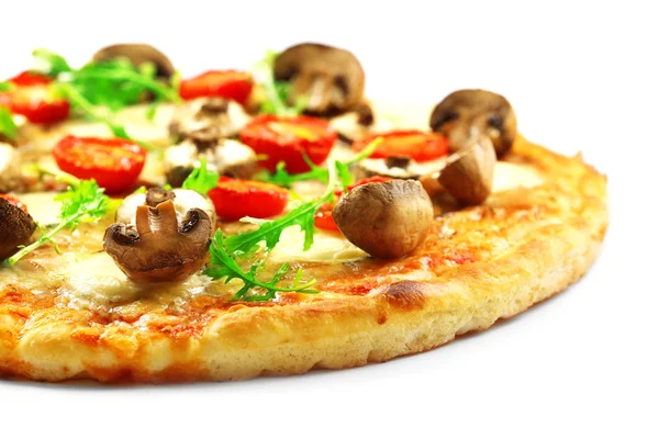 Gustosa pizza con funghi e pomodori isolati su fondo bianco, primo piano — Foto Stock