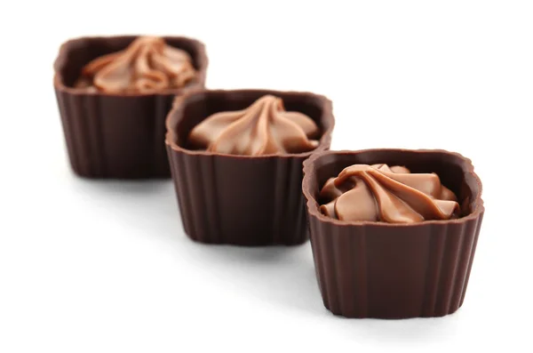 Três doces pralinos de chocolate, isolados em branco — Fotografia de Stock
