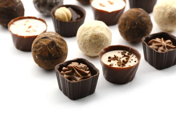 Coleção variada de doces e doces de chocolate, isolados em branco, close-up — Fotografia de Stock