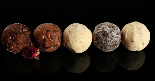 Ассорти шоколадных конфет на черном фоне — стоковое фото