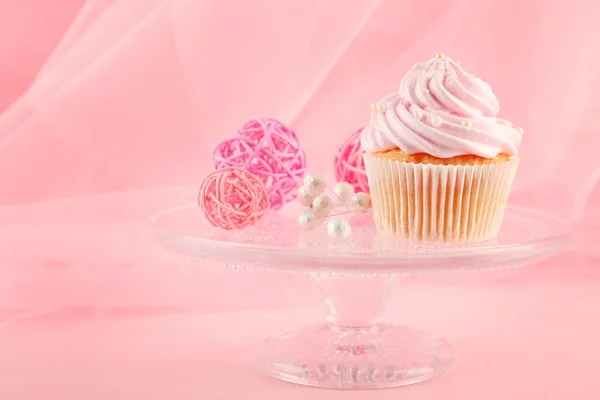 Smakelijke Roze cupcake met decoraties, close-up — Stockfoto