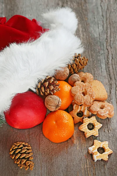 Chapeau de Père Noël rempli de cadeaux de Noël — Photo