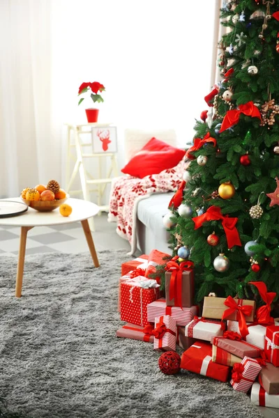Fir kerstboom met geschenken — Stockfoto