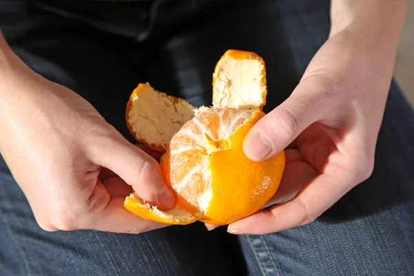 Hand peeling tangerine — Stock Photo, Image