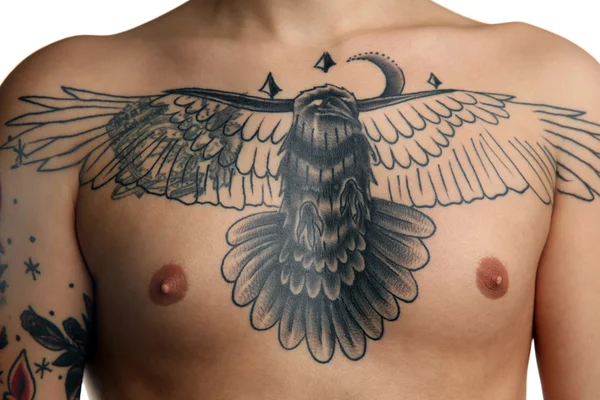 Татуировка птицы на груди мужчины — стоковое фото