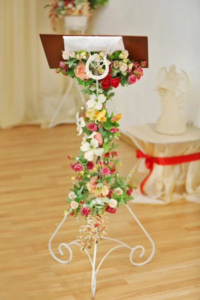 Escritorio de boda con guirnalda de flores — Foto de Stock