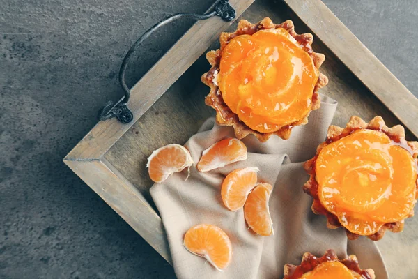Torte dolci con mandarini sul tavolo di metallo scuro, da vicino — Foto Stock