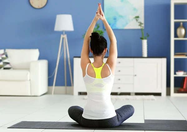 Donna fa esercizio di yoga — Foto Stock