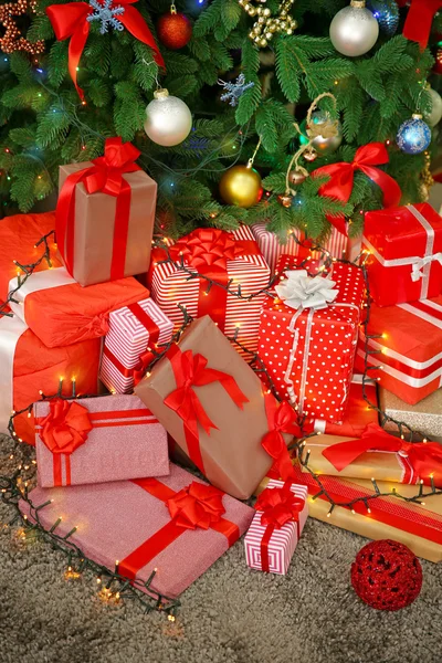 Regalos de Navidad bajo el abeto — Foto de Stock