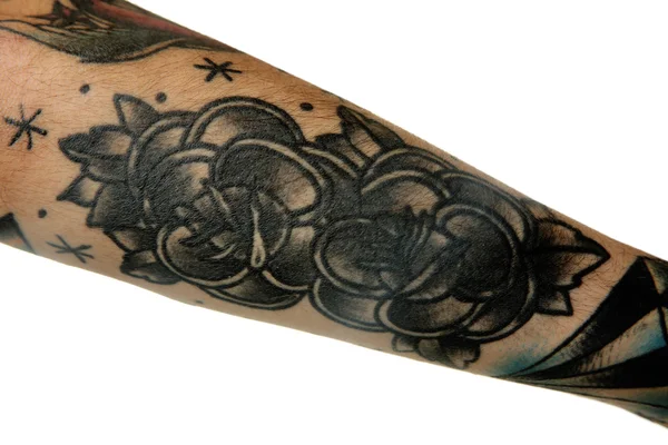Blomma tatuering på manliga underarm — Stockfoto