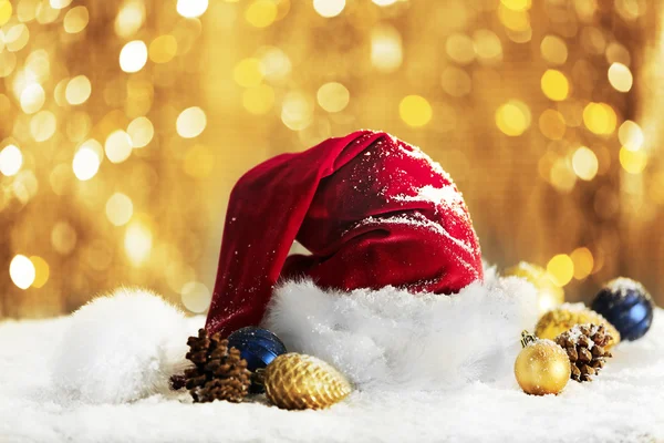 A Mikulás piros kalap a karácsonyi díszek — Stock Fotó