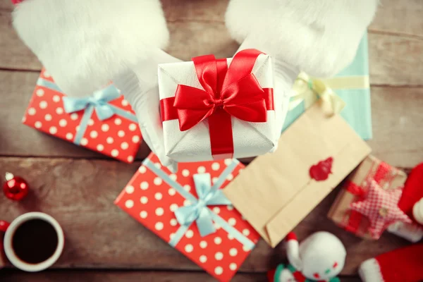 Подарочная коробка в руках Санта-Клауса — стоковое фото