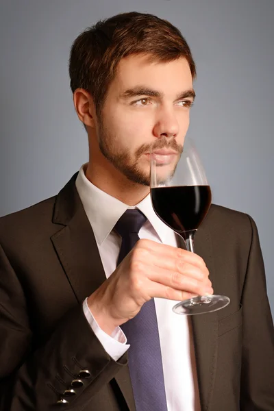 Mann im Anzug mit Rotwein — Stockfoto
