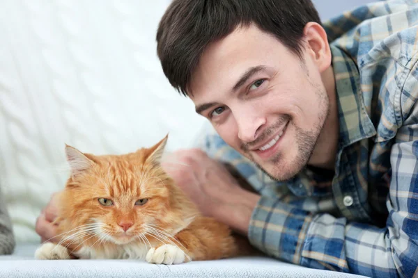 Adam ile kabarık kedi — Stok fotoğraf