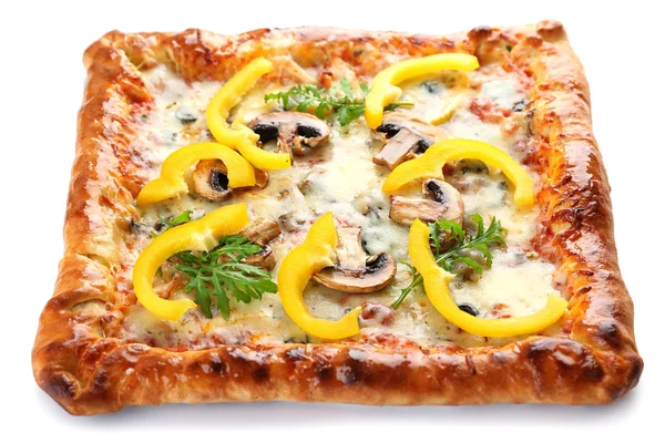 Свіжа домашня піца ізольована на білому — стокове фото