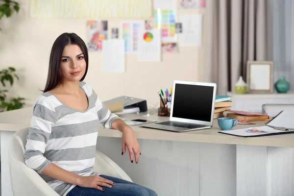 Mooie jonge vrouw — Stockfoto